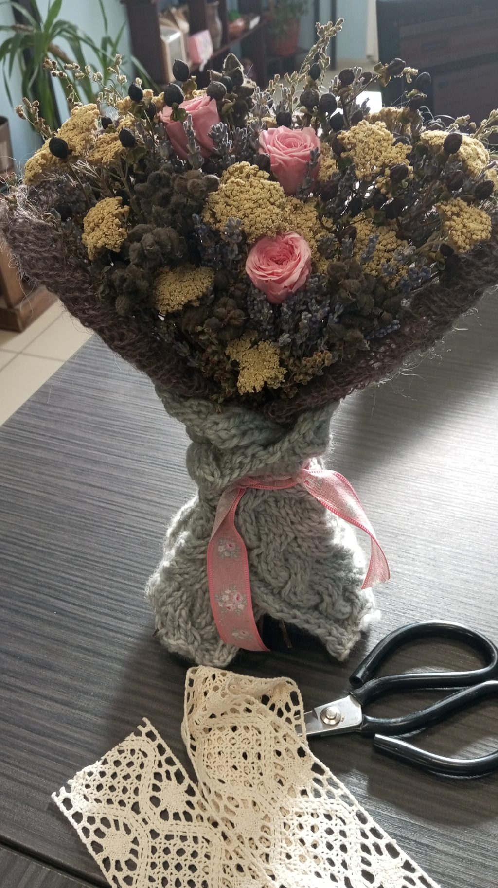 Букет из сухоцветов (лаванда, тысячелистник, гиперикум, полынь) со стабилизированной розой | Интерьерный подарок | Вязаная упаковка ручной работы .