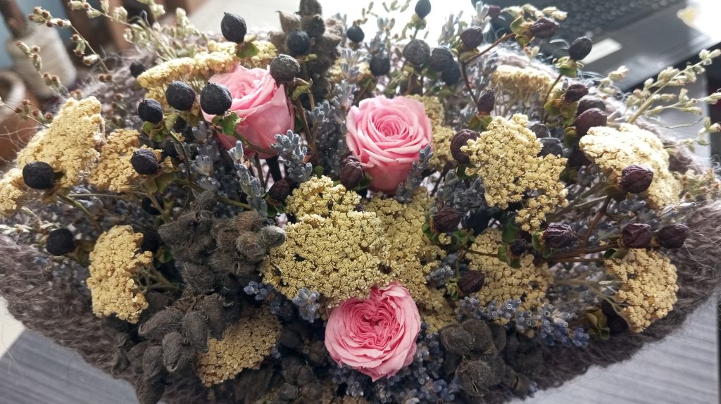 Букет из сухоцветов (лаванда, тысячелистник, гиперикум, полынь) со стабилизированной розой | Интерьерный подарок | Вязаная упаковка ручной работы .