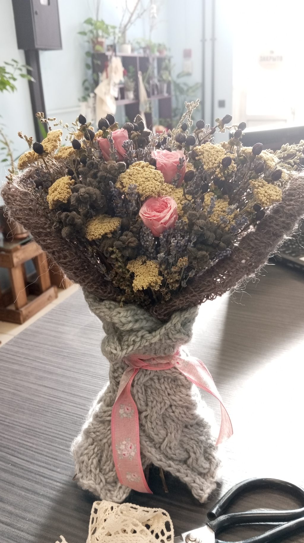 Букет из сухоцветов (лаванда, тысячелистник, гиперикум, полынь) со стабилизированной розой | Интерьерный подарок | Вязаная упаковка ручной работы .