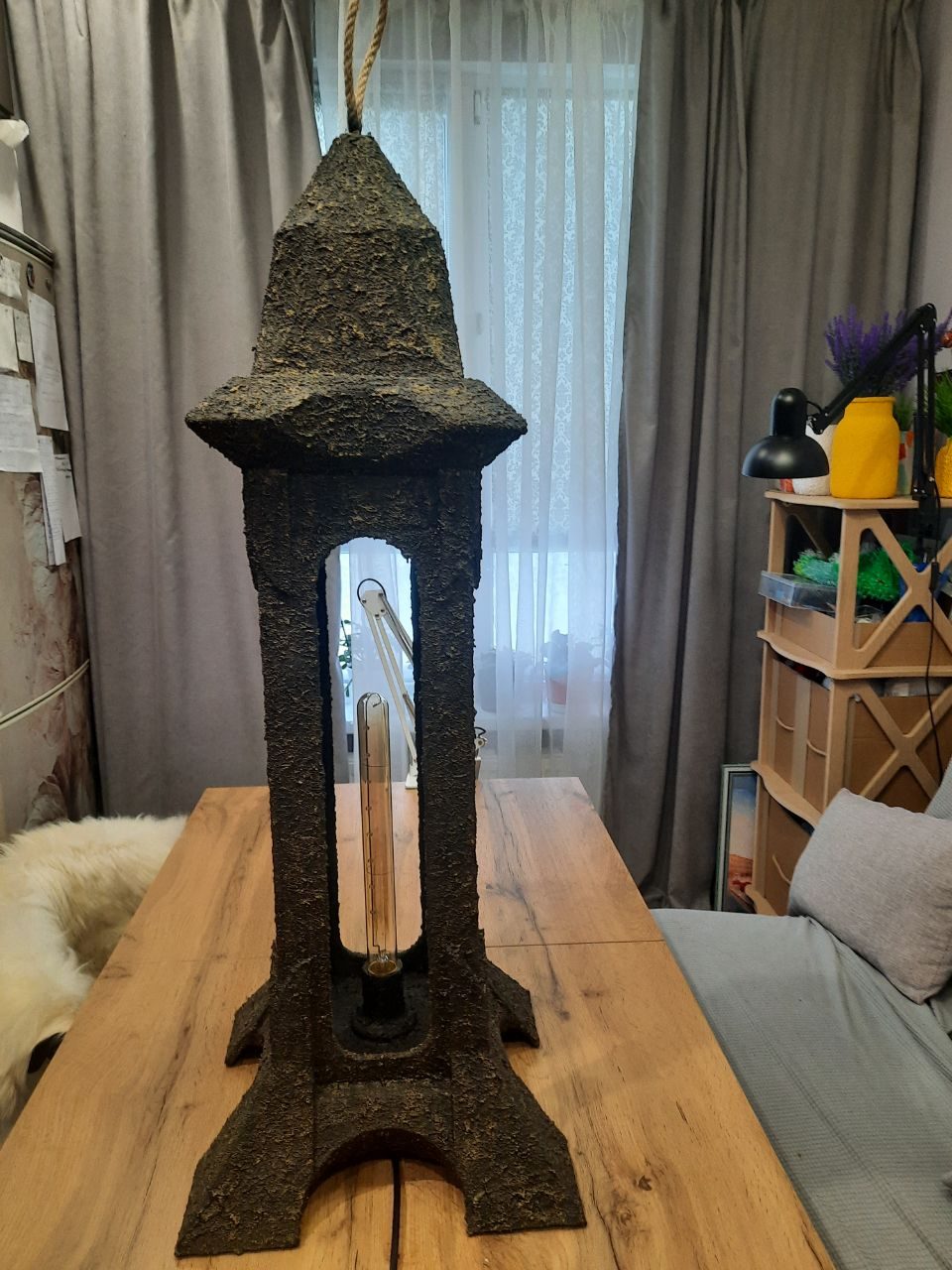 Напольный светильник для декора и уюта.