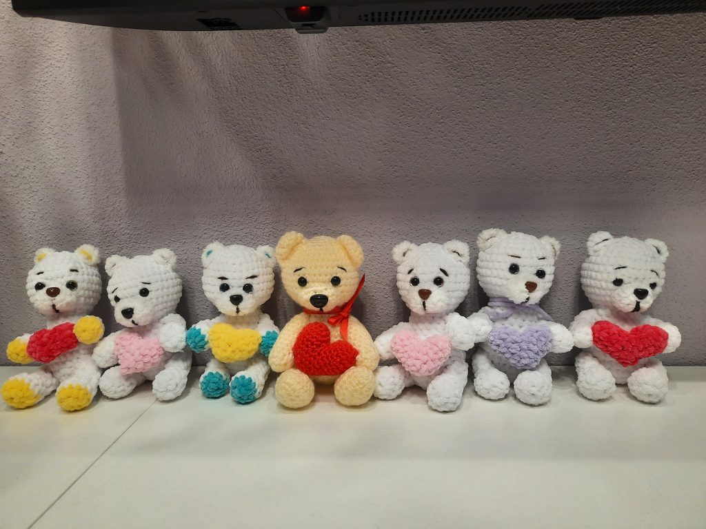 Вязанные медвежата и лошадки .