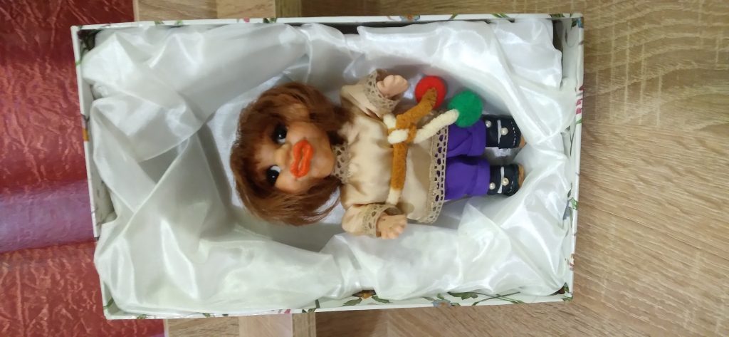 Куколка (шарнирная) из полимерной глины