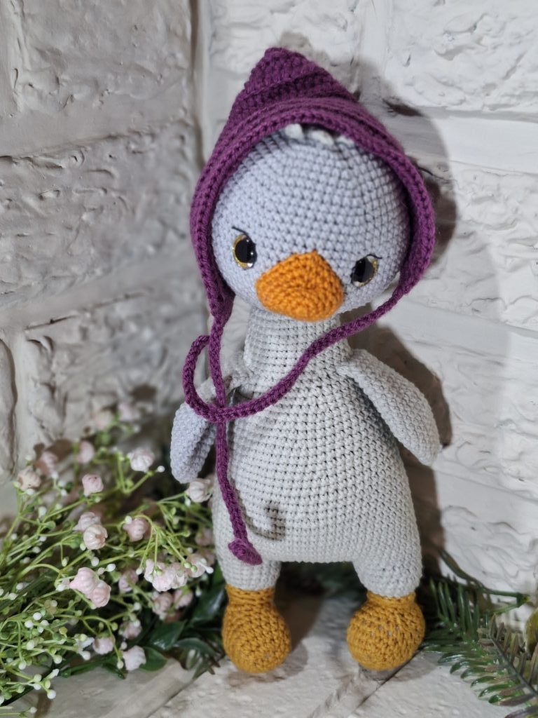 Вязаная игрушка утенок