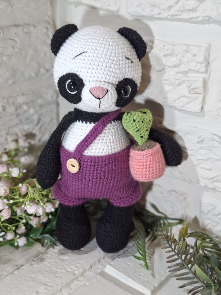 Вязаная игрушка панда