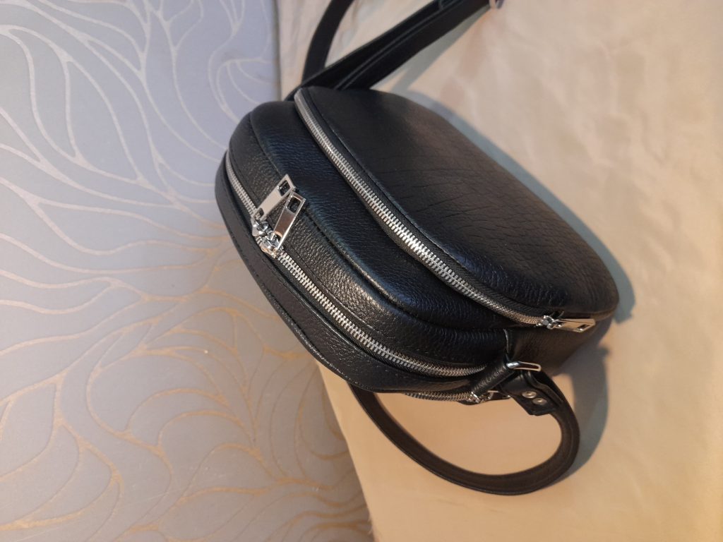 Сумочка множество кармашек