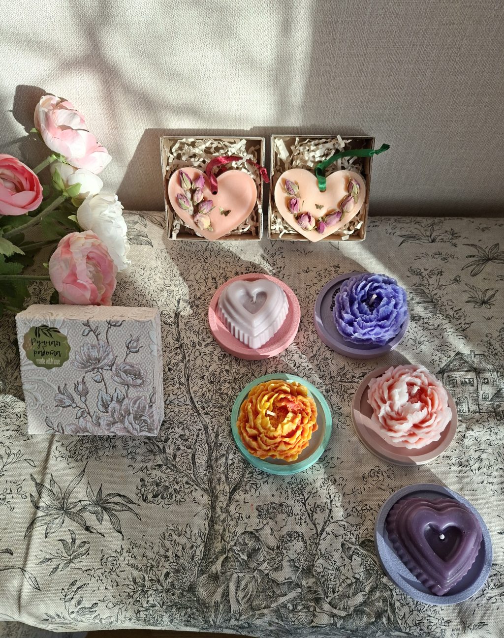 Ароматическое саше и свечи на подносе