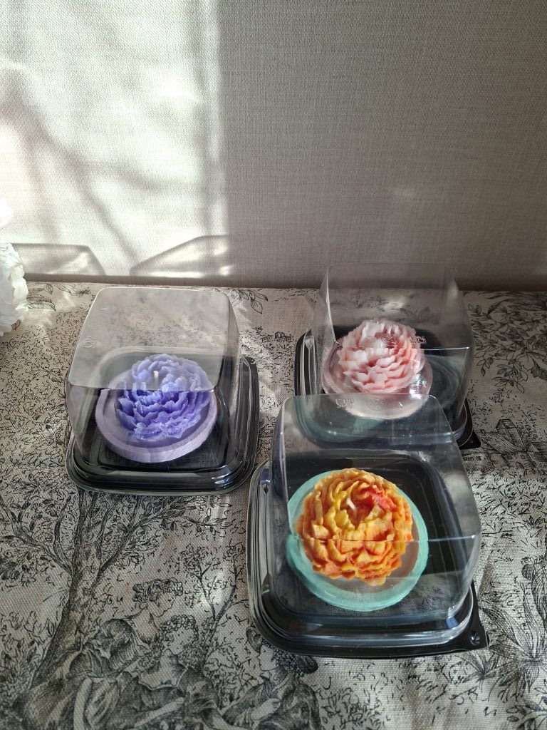 Ароматическое саше и свечи на подносе