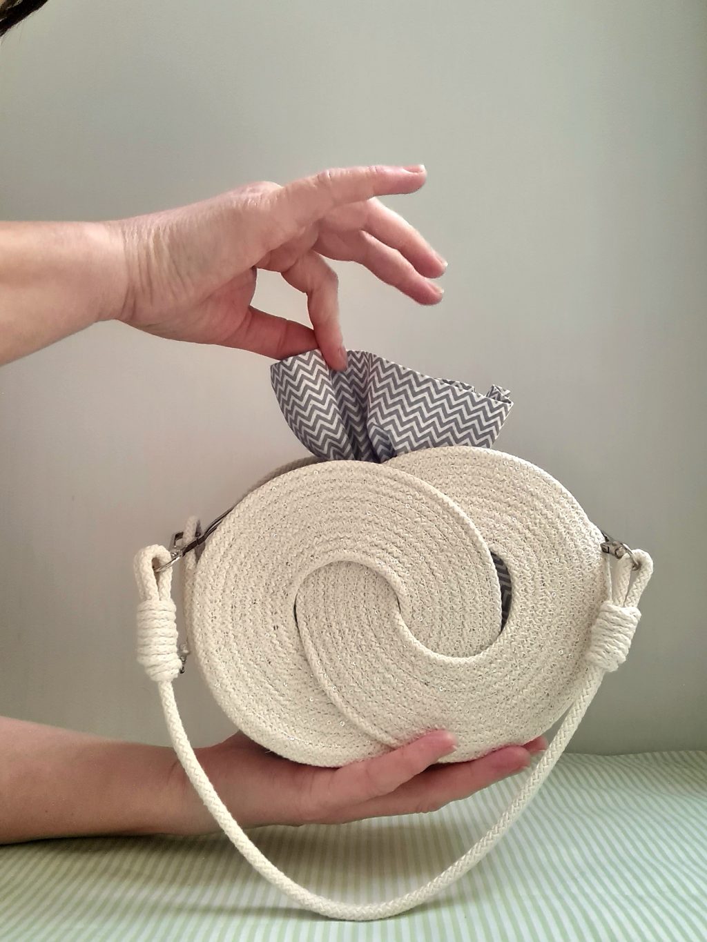 Сумка круглая через плечо из хлопкового шнура в форме, белая с пайетками