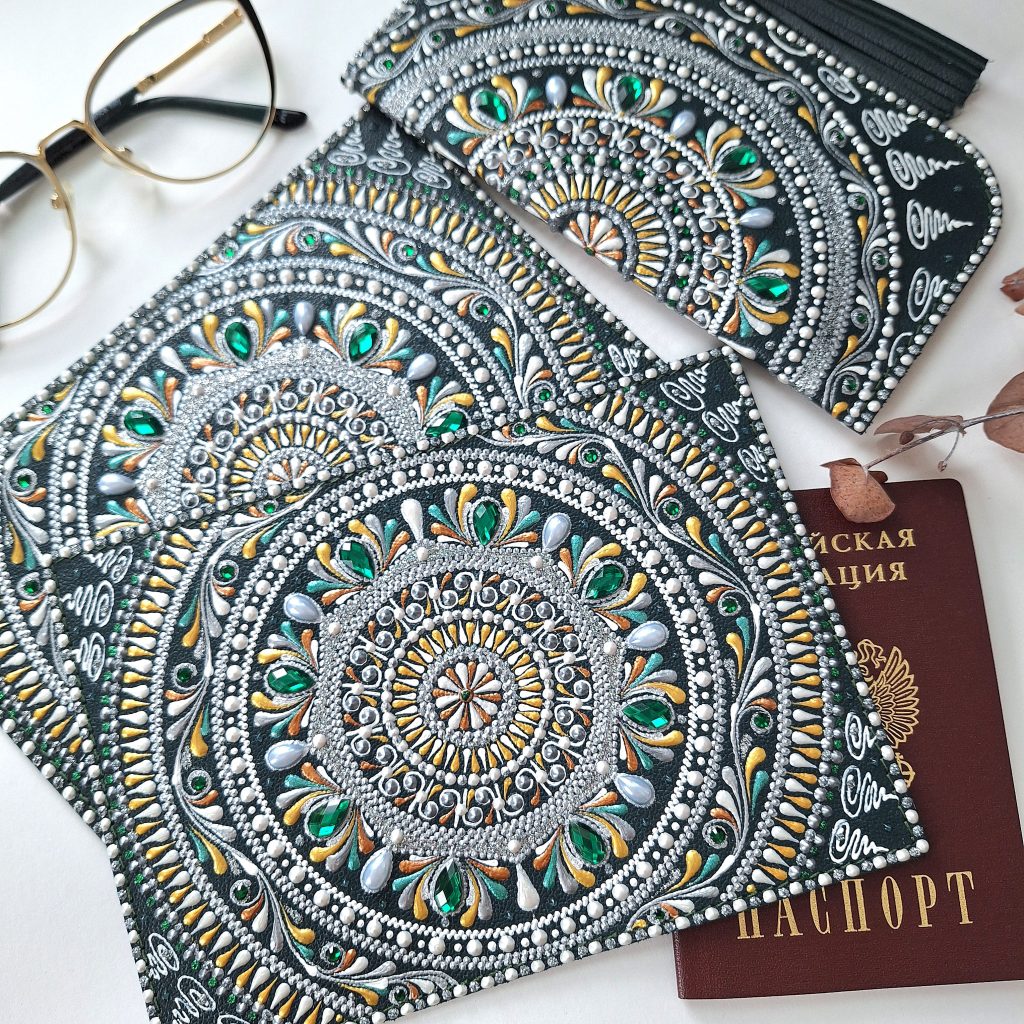Обложка на паспорт из натуральной кожи с ручной росписью