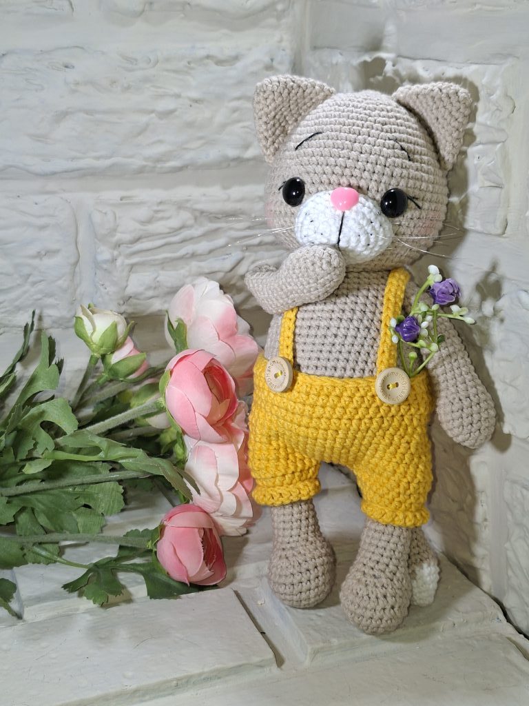 Вязаная игрушка котик