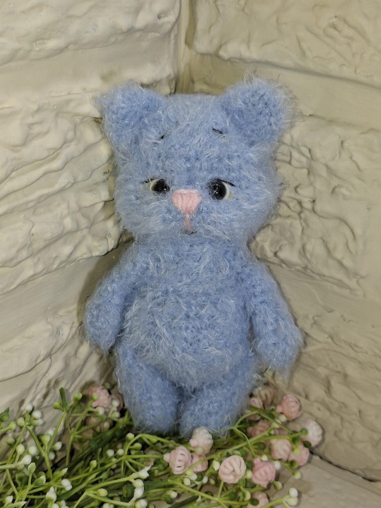 Вязаная игрушка котенок