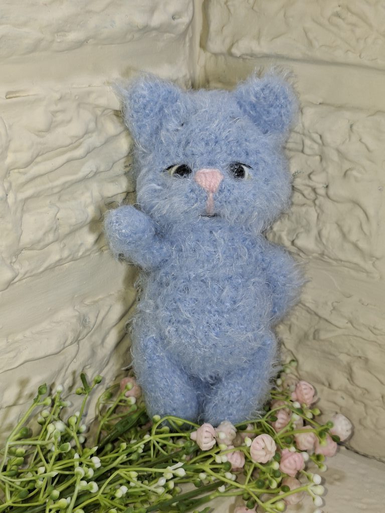 Вязаная игрушка котенок