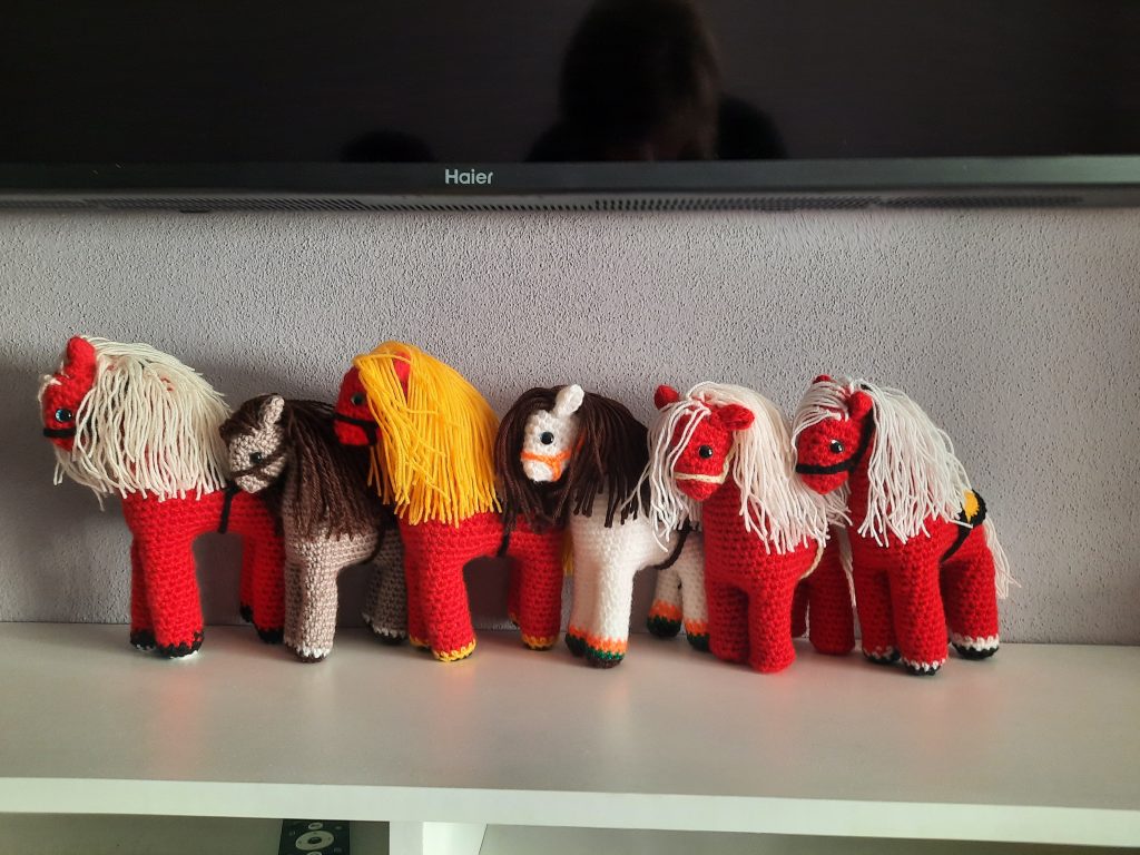 Лошадки вязанные для детей ручной работы .