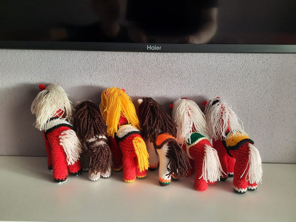 Лошадки вязанные для детей ручной работы .