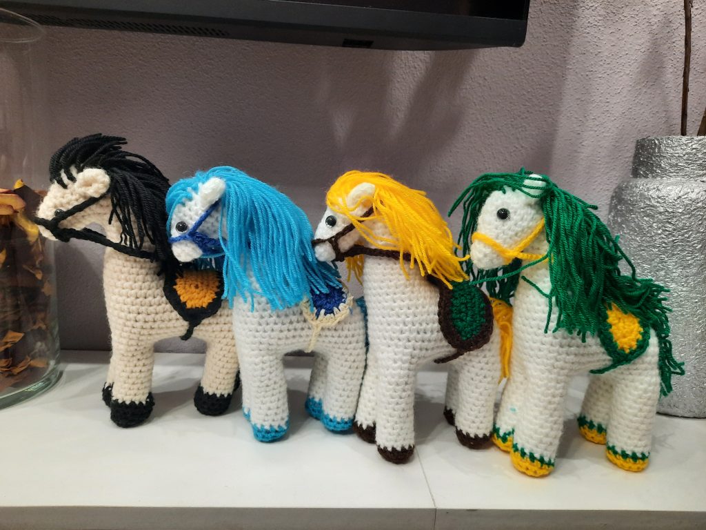 Вязанные медвежата и лошадки .