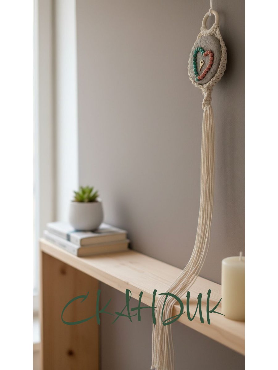 Настенное панно «Ключ от сердца» из бирюзы и бетона. Маленькое круглое панно в подарок, декор для интерьера в стиле бохо, лофт, минимализм, скандик (диаметр 12 см, макраме).