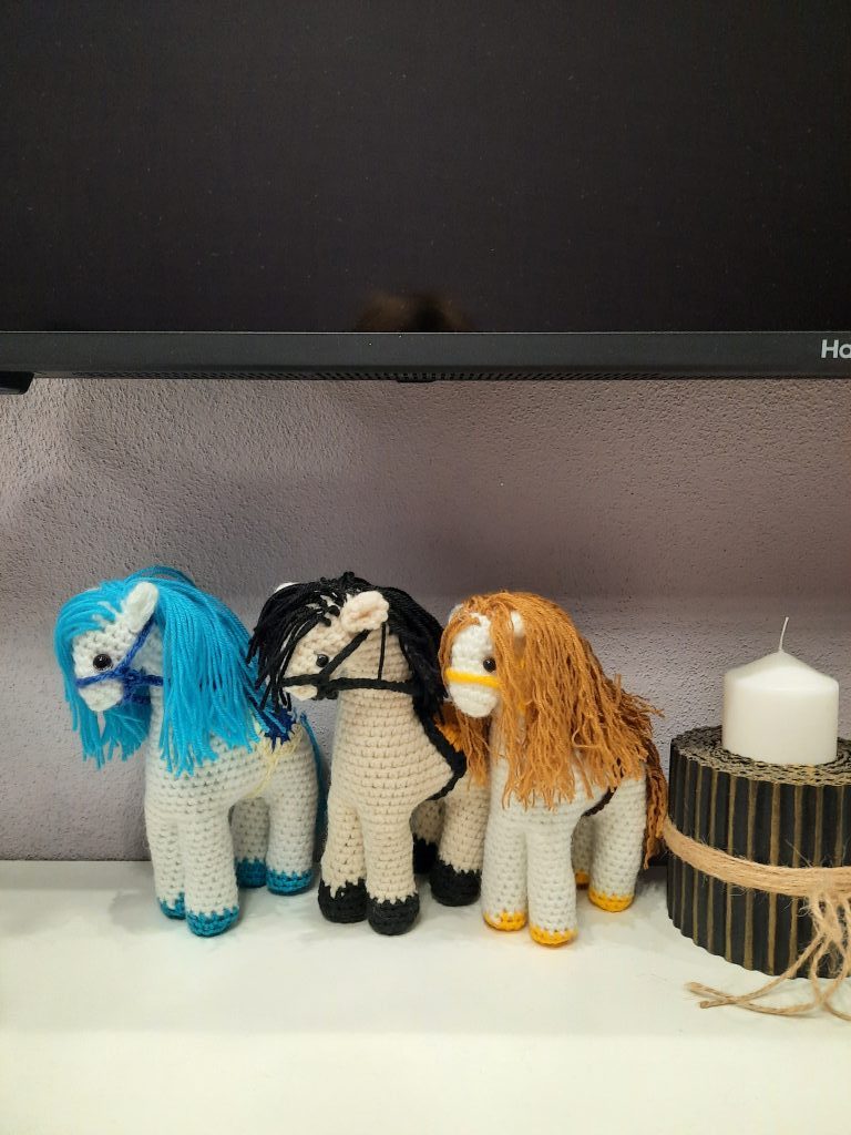 Вязанные лошадки