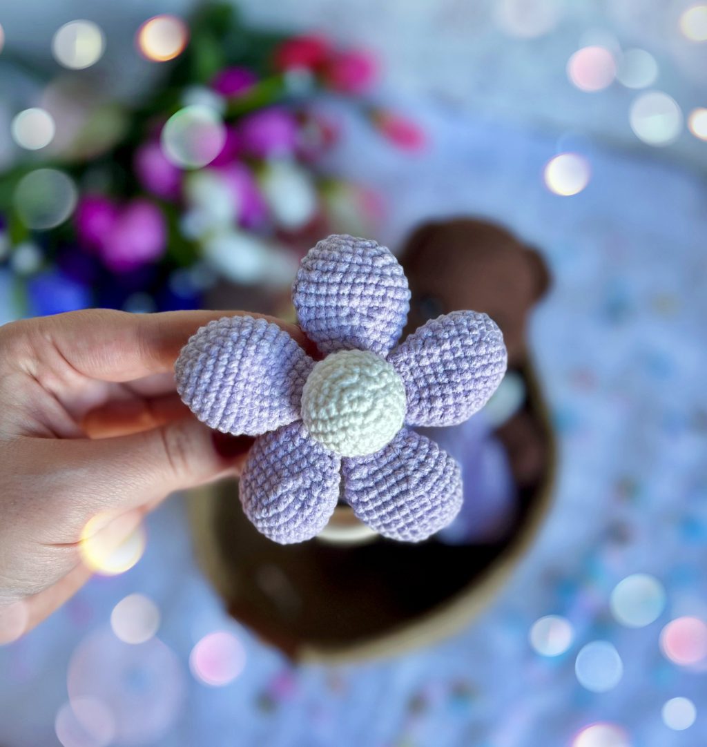 Вязаные игрушка и погремушка «Мишка с цветочком»