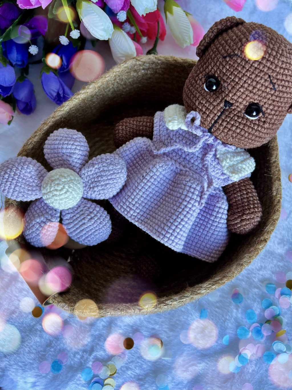 Вязаные игрушка и погремушка «Мишка с цветочком»