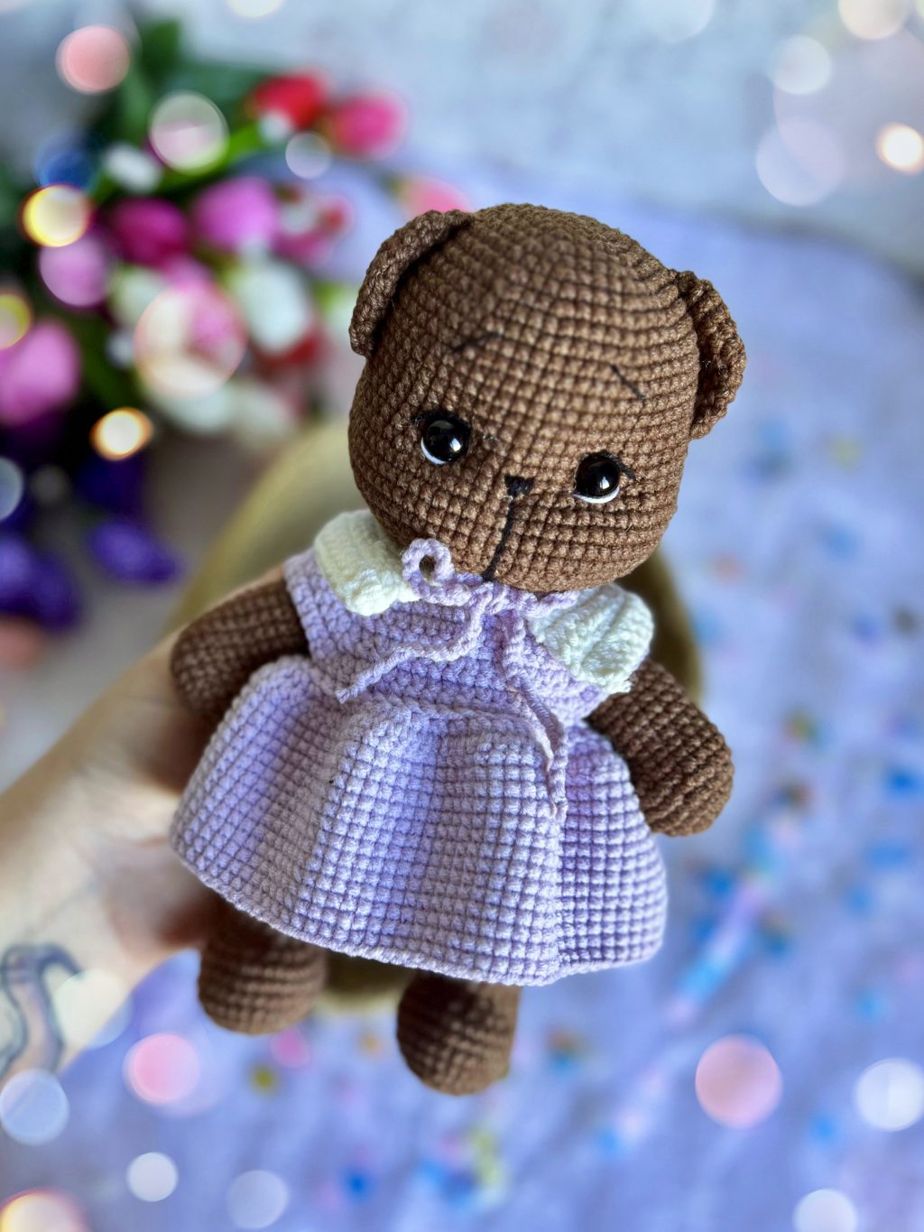 Вязаные игрушка и погремушка «Мишка с цветочком»