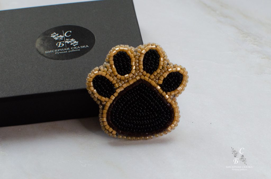 Брошь лапка