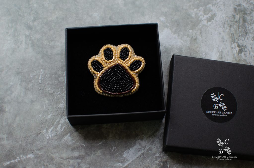 Брошь лапка