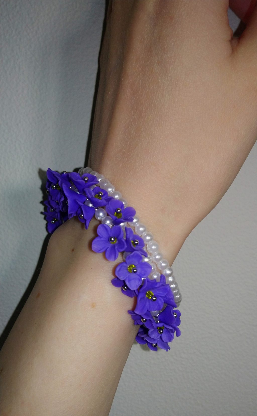 Браслет с сиренью из полимерной глины
