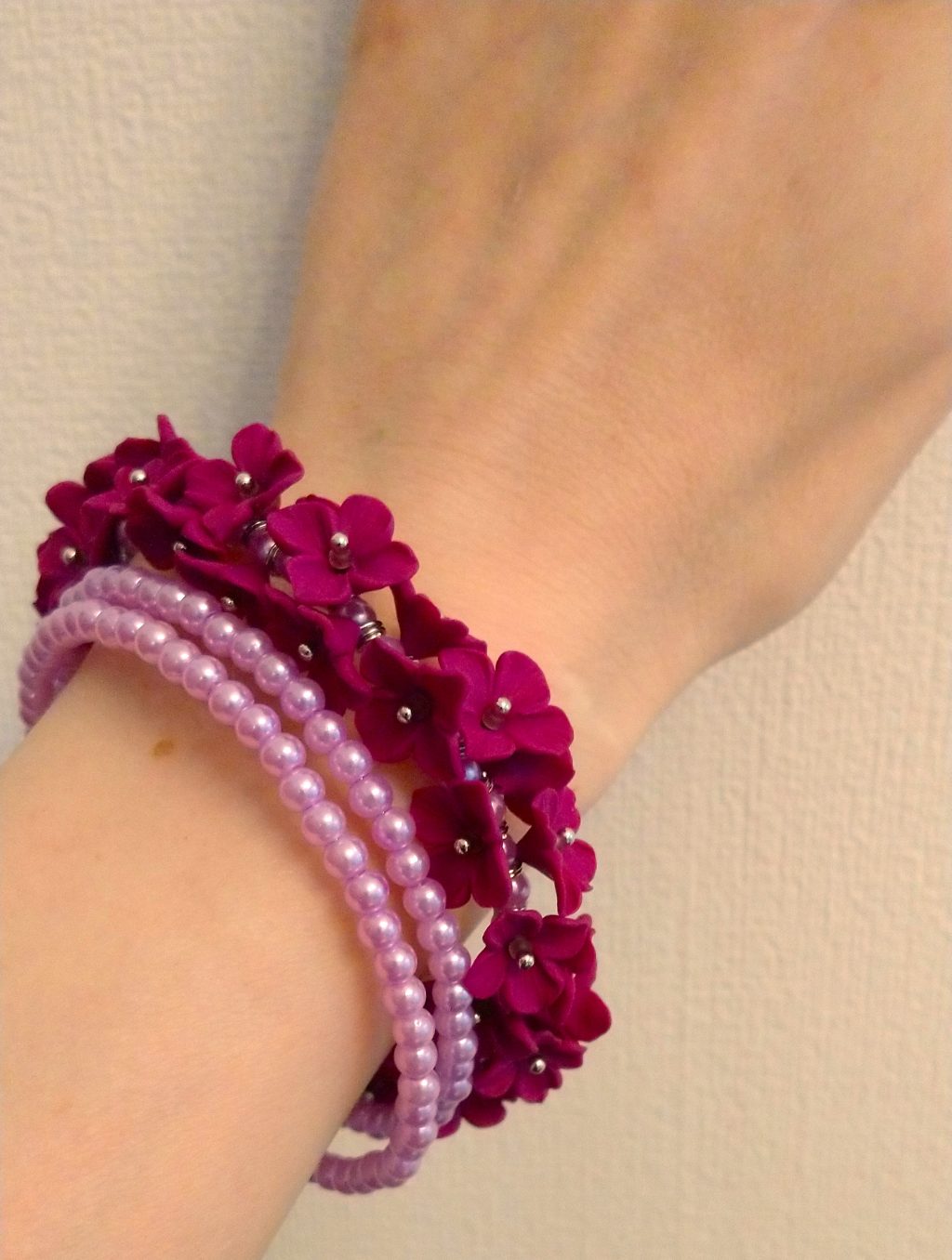 Браслет круглый с сиренью из полимерной глины