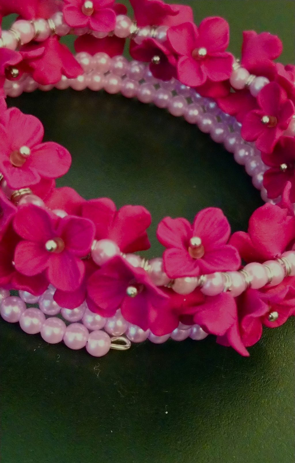 Браслет круглый с сиренью из полимерной глины