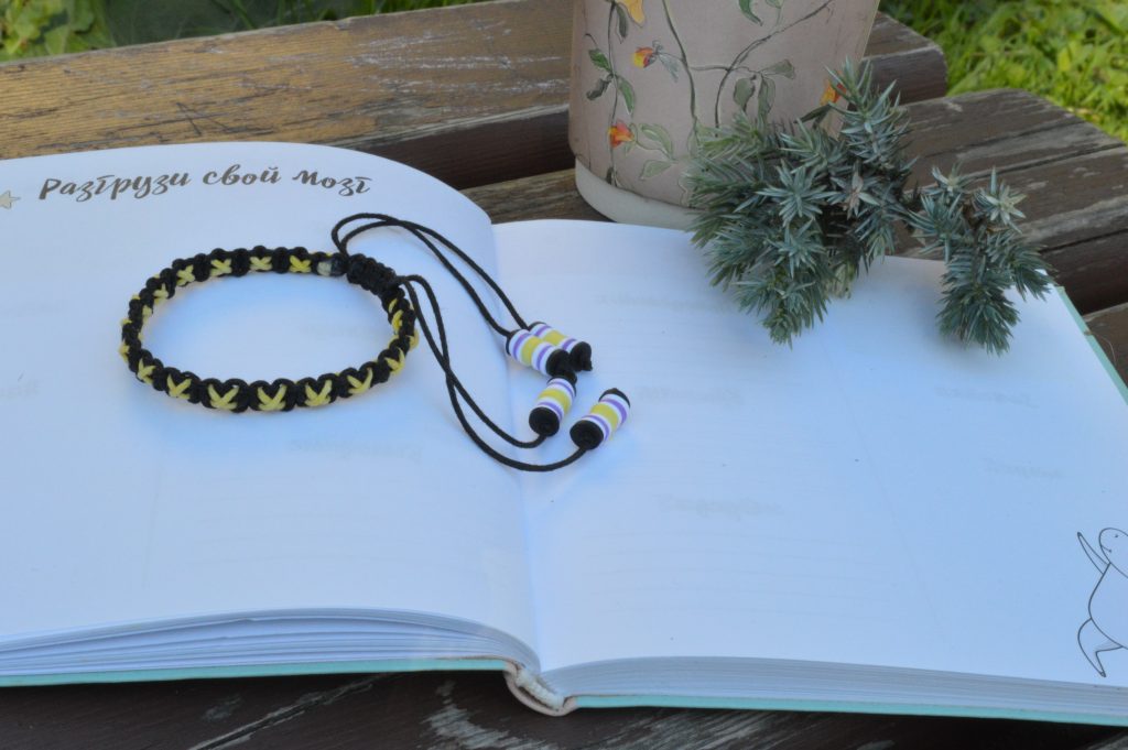 Браслет из хлопкового шнура Звездная хризантема