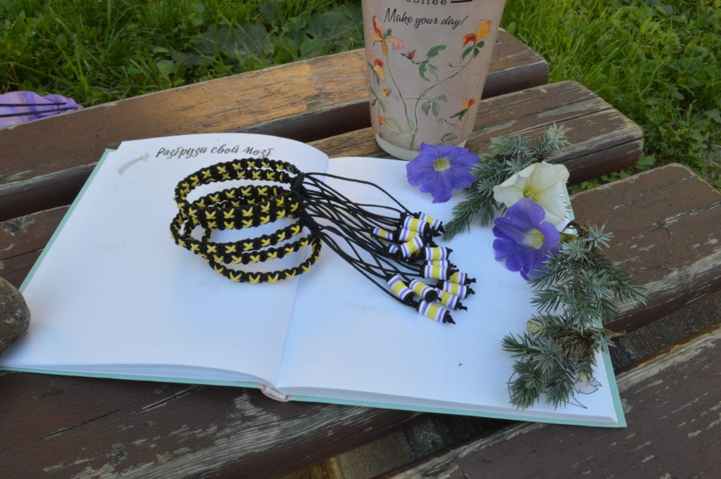 Браслет из хлопкового шнура Звездная хризантема