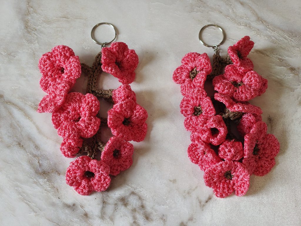Брелок с вязаными цветами