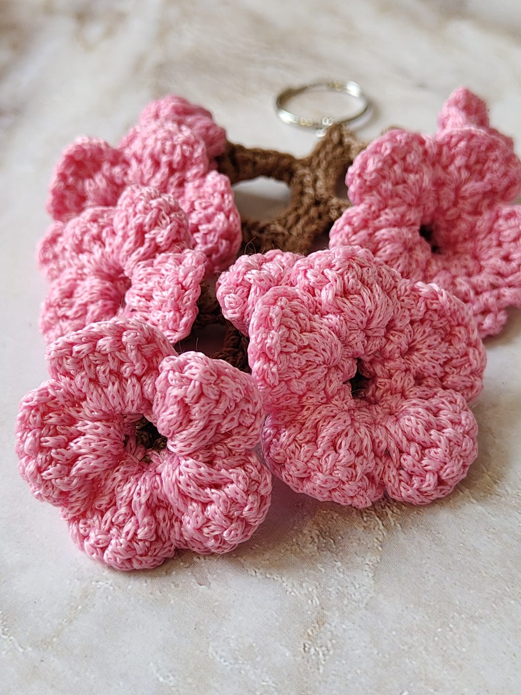 Брелок с вязаными цветами