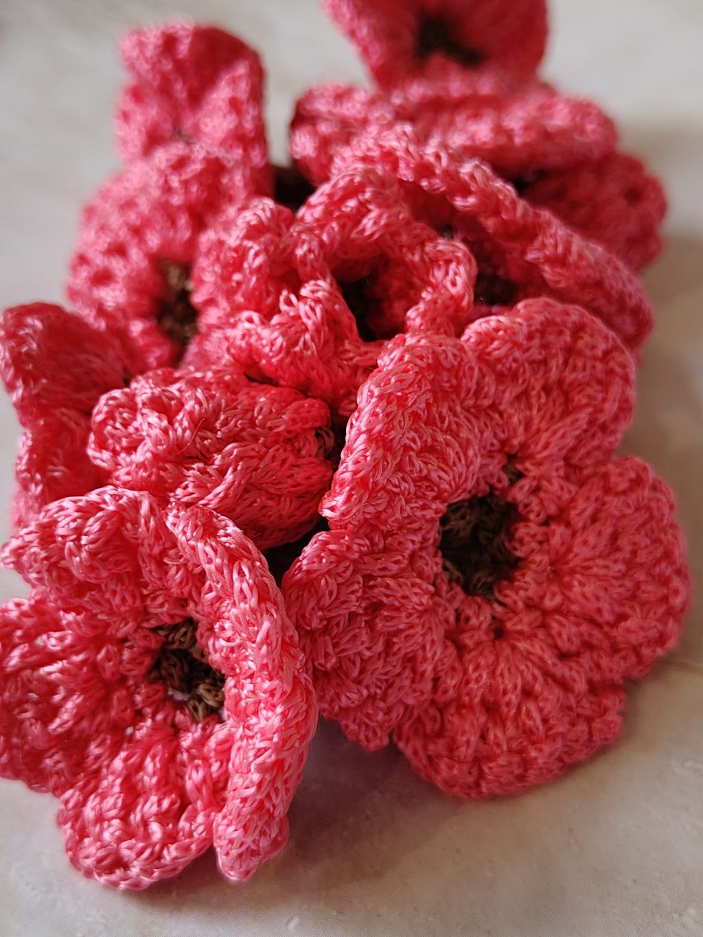 Брелок с вязаными цветами