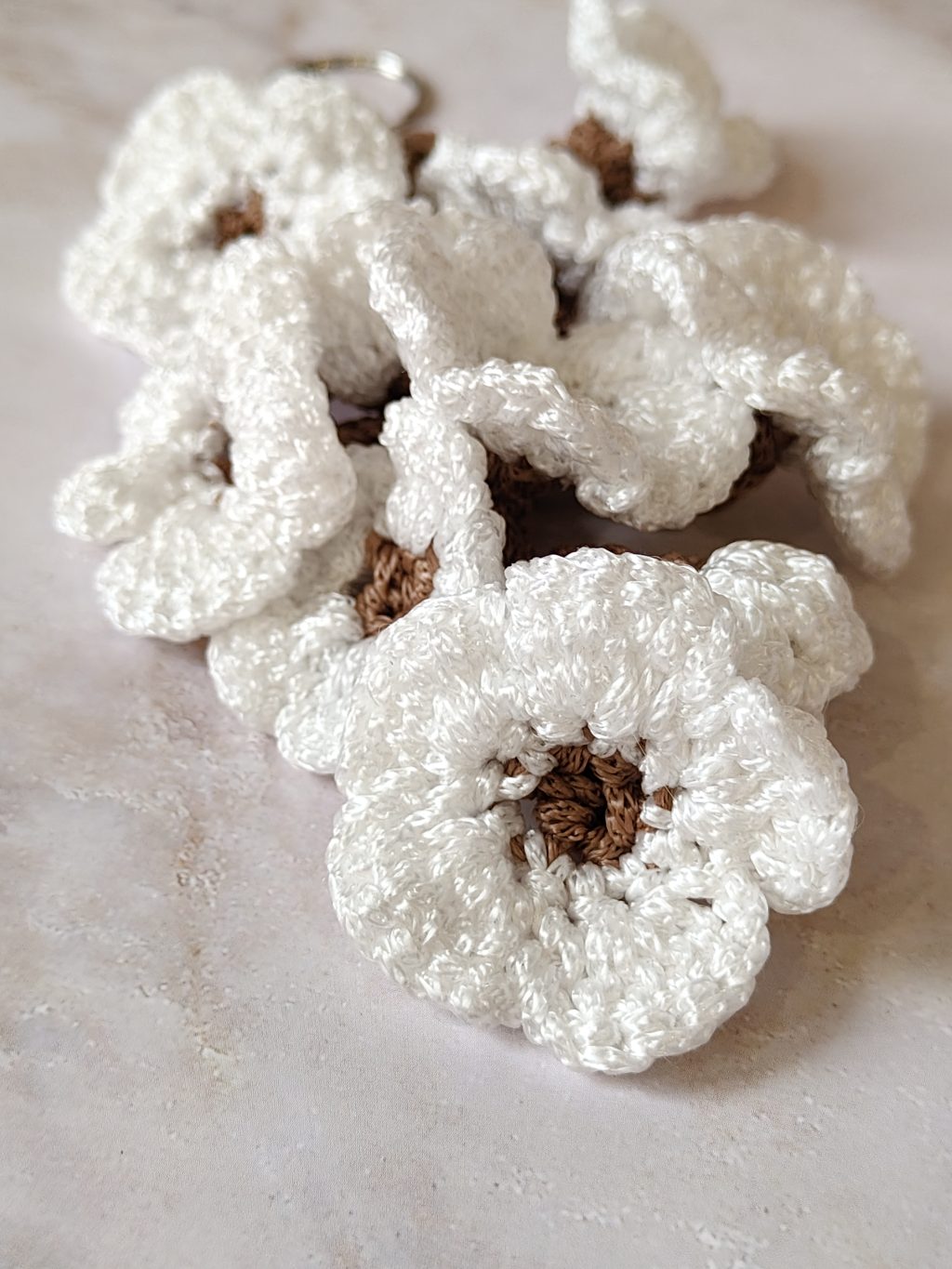 Брелок с вязаными цветами