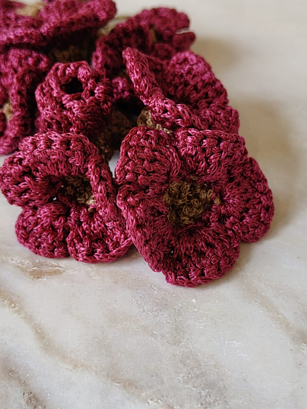 Брелок с вязаными цветами