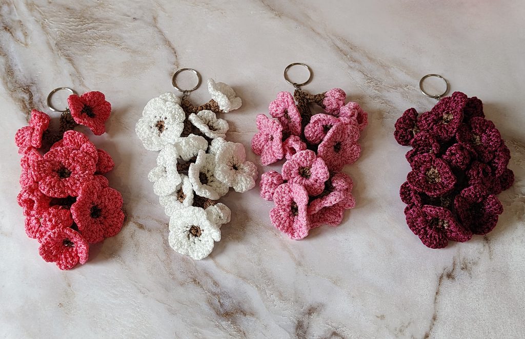 Брелок с вязаными цветами