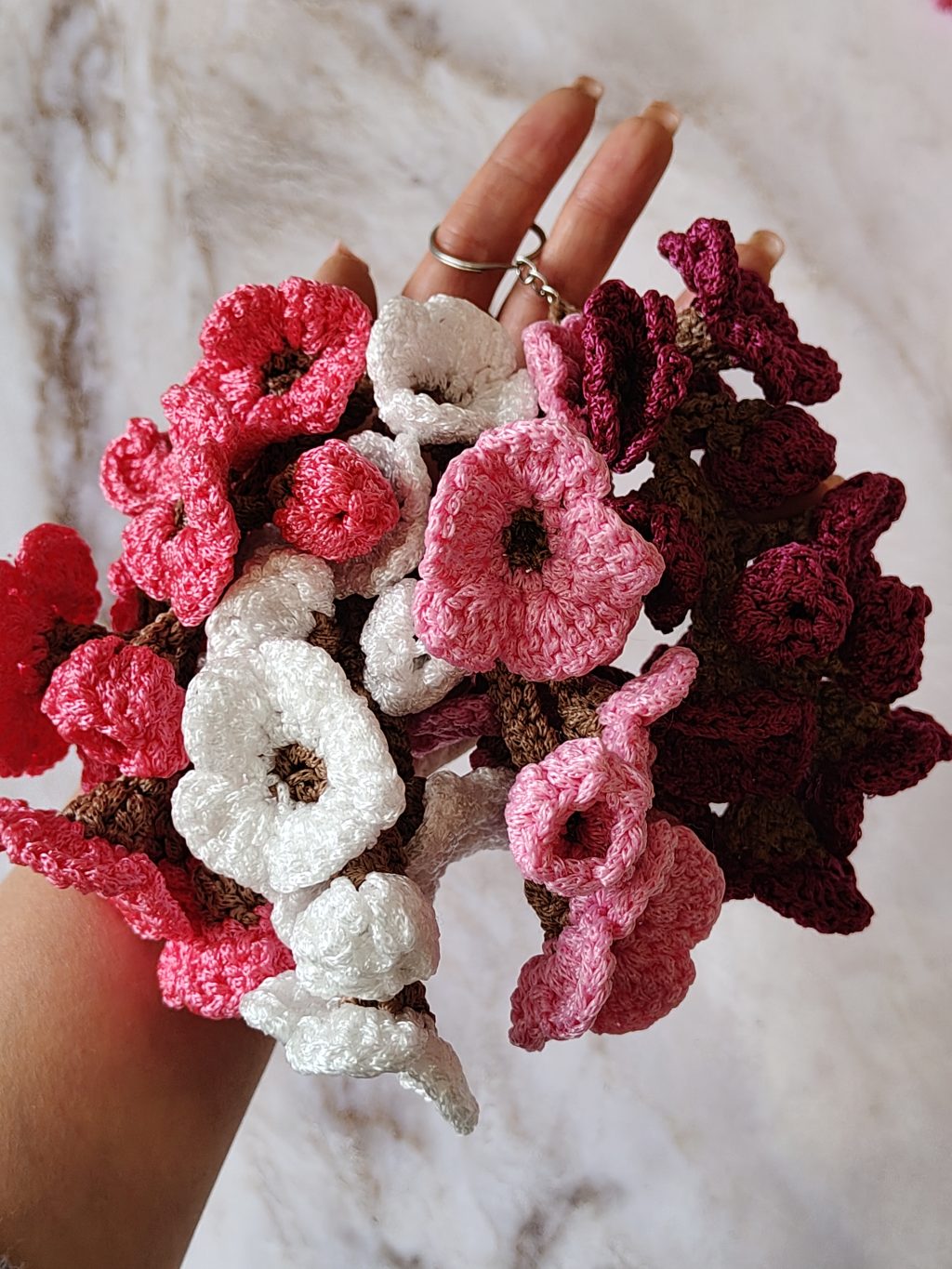 Брелок с вязаными цветами