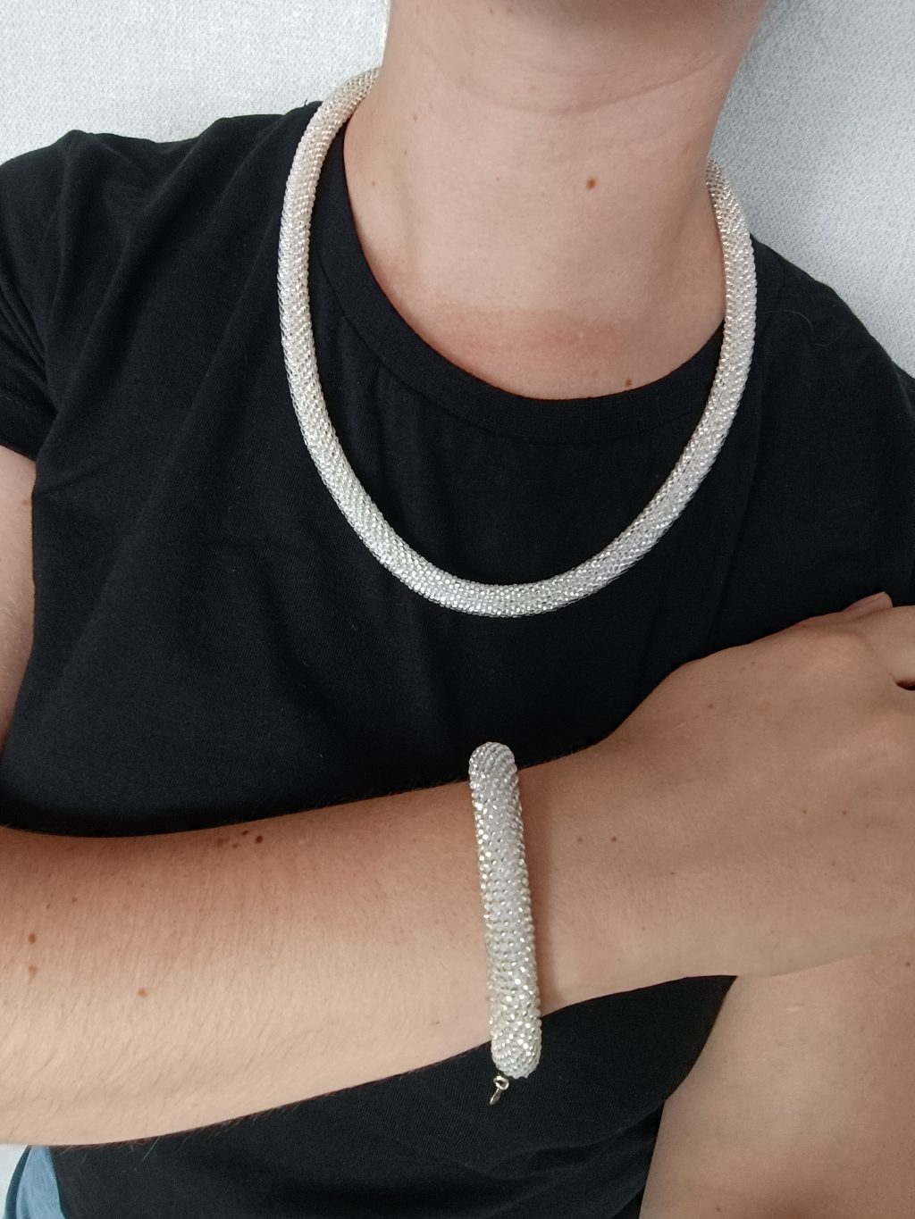 Комплект украшений из серебрянного бисера