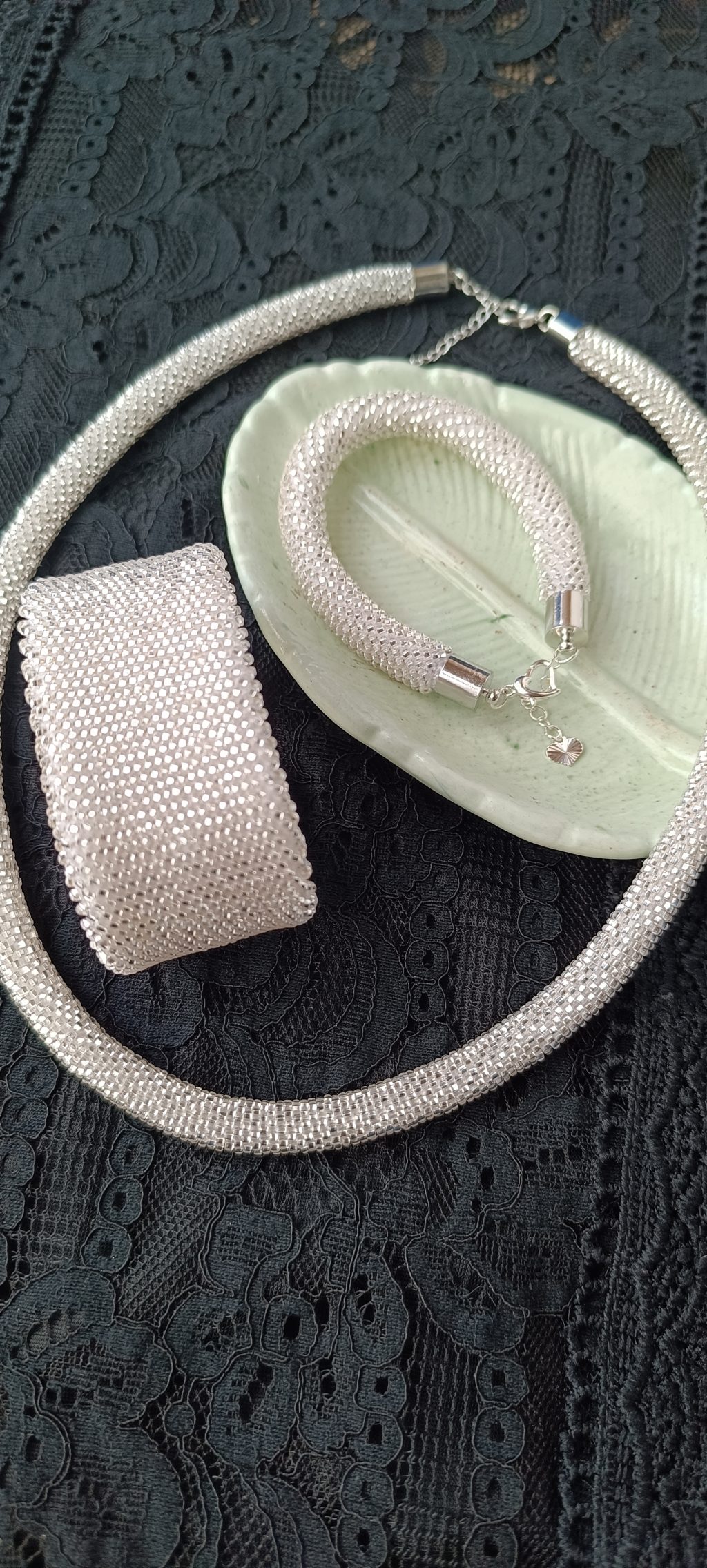 Комплект украшений из серебрянного бисера