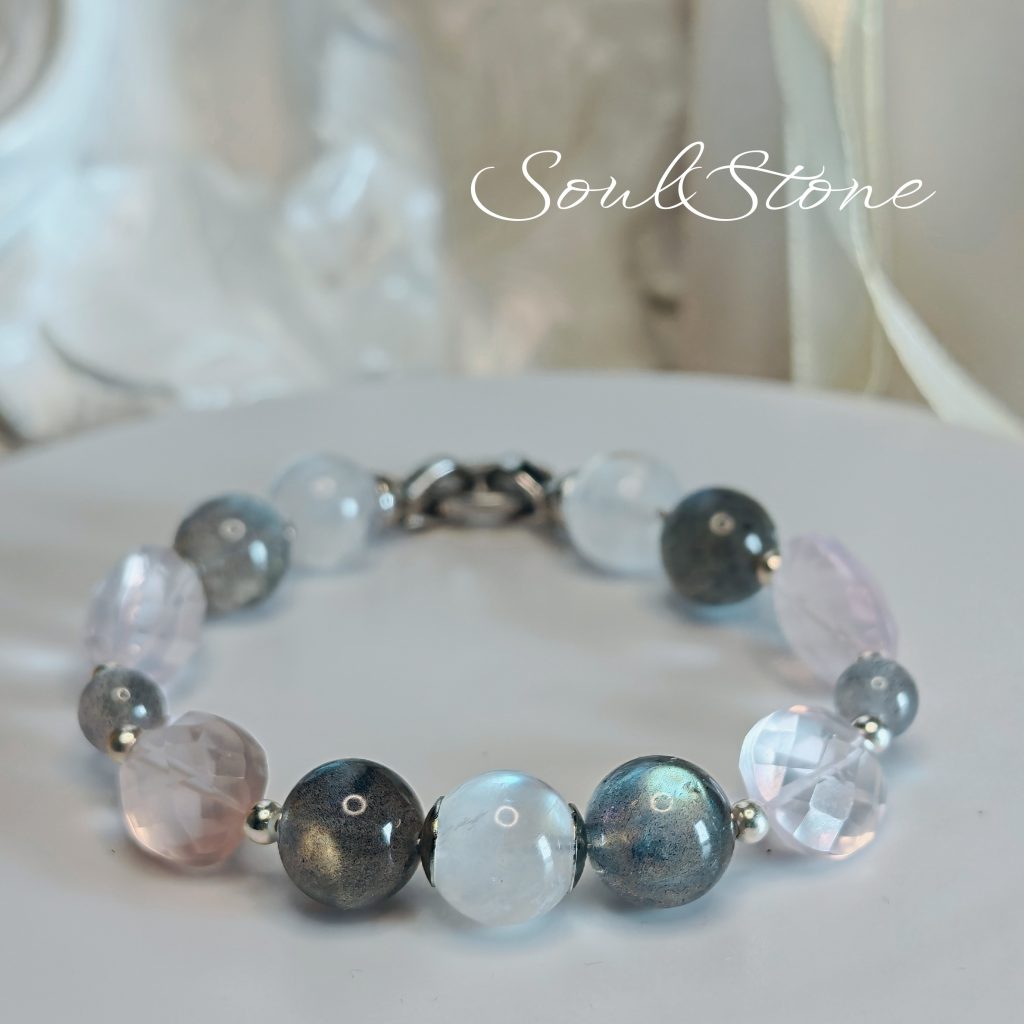 Браслет с розовым кварцем, лабрадором и лунным камнем