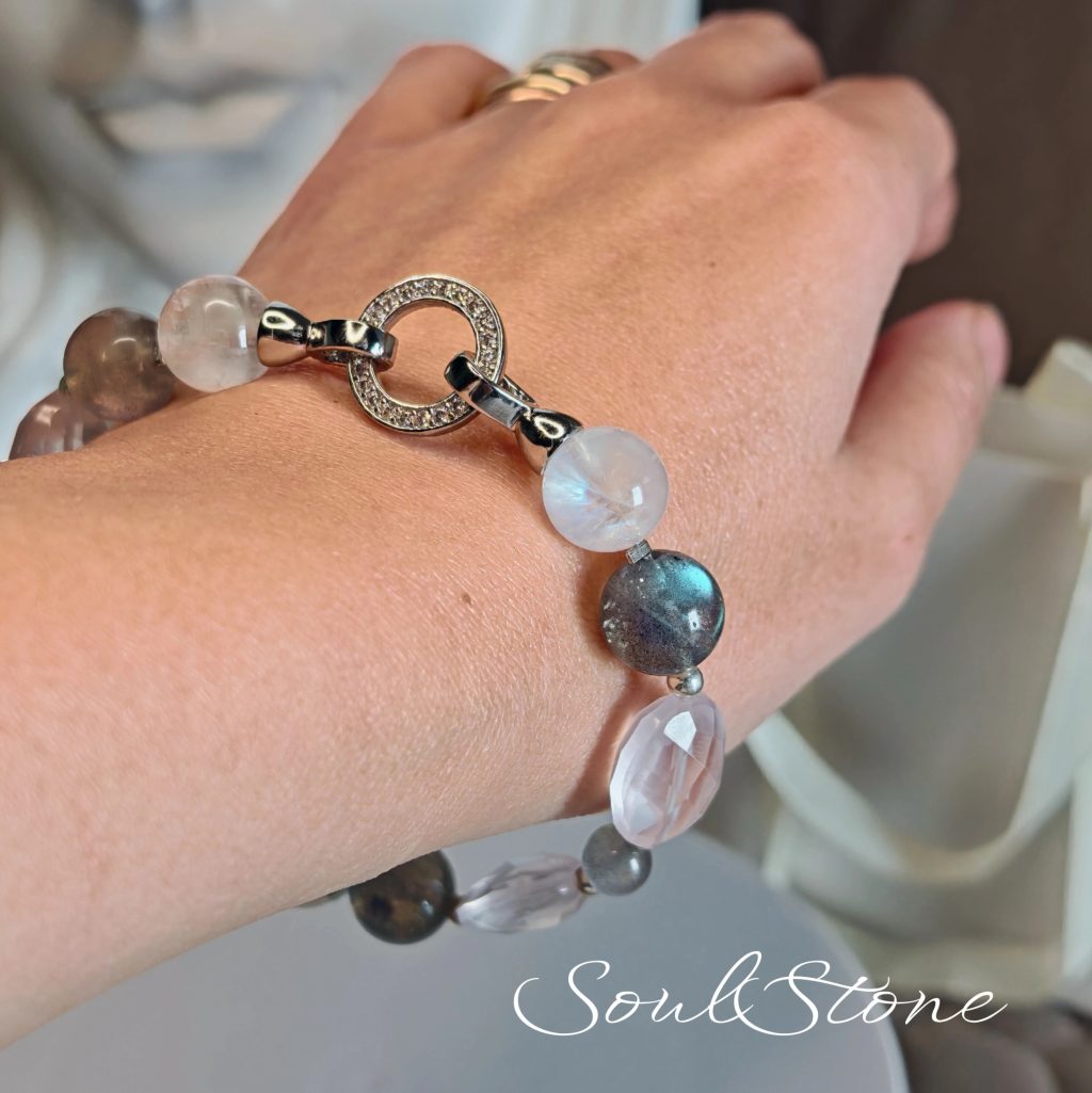 Браслет с розовым кварцем, лабрадором и лунным камнем