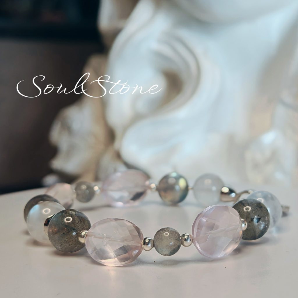 Браслет с розовым кварцем, лабрадором и лунным камнем