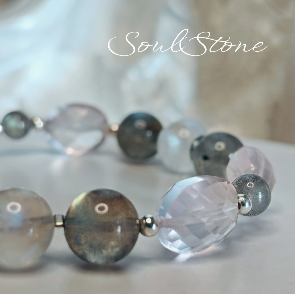 Браслет с розовым кварцем, лабрадором и лунным камнем