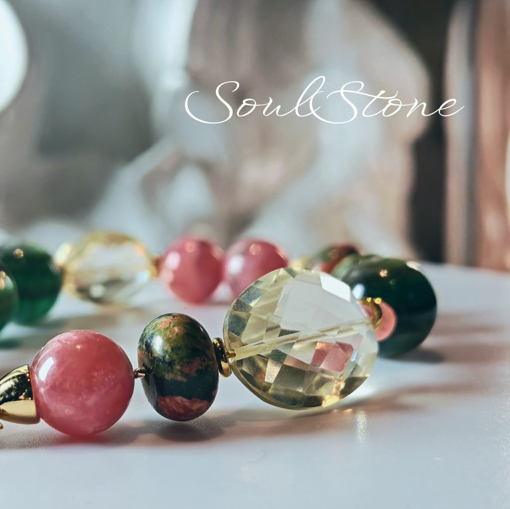 Браслет с унакитом, родохрозитом, цитрином и зелёным лепидолитом