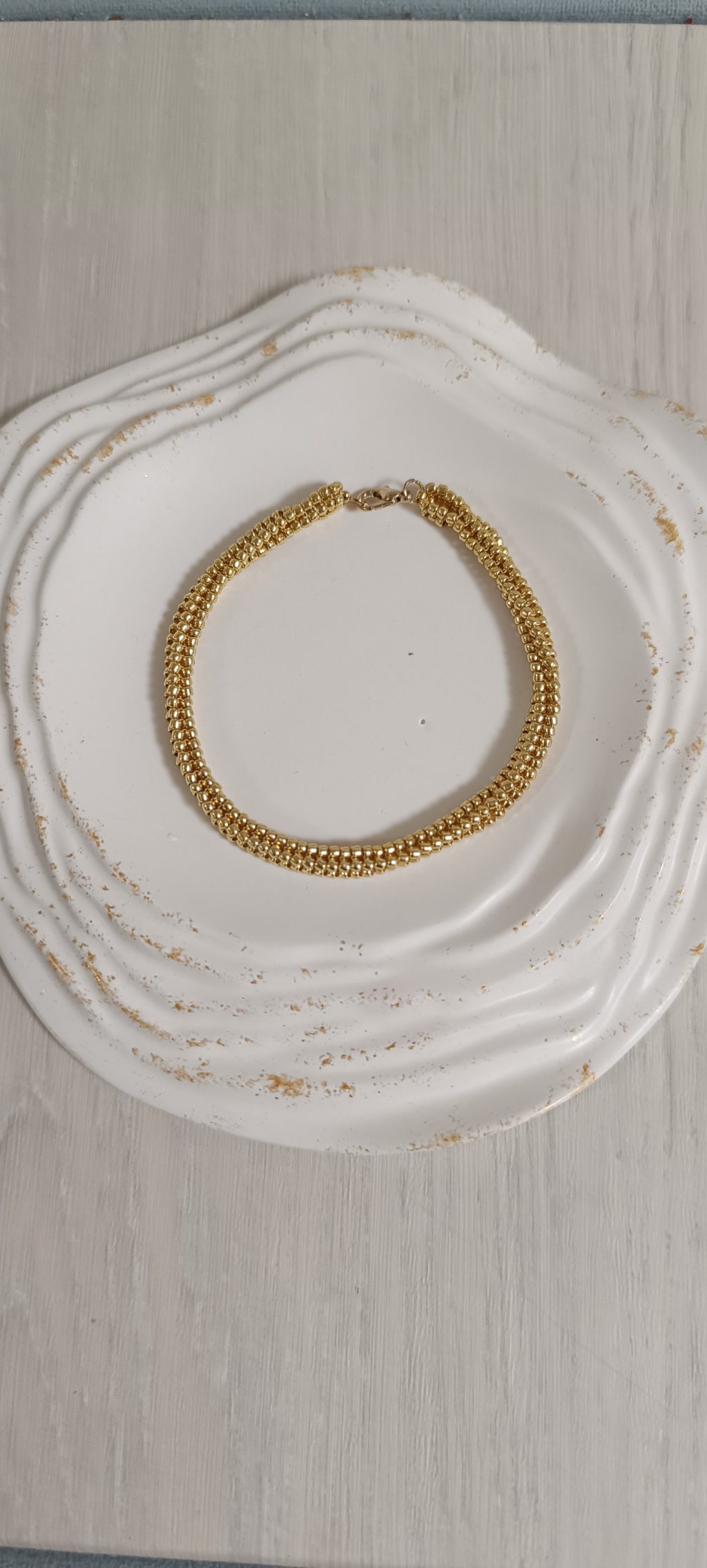 Браслет золотой из бисера