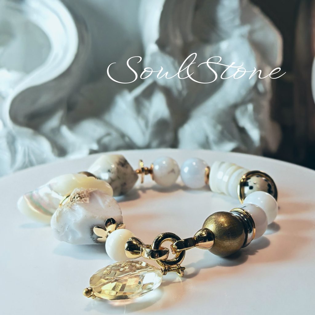 Браслет из натурального казалонга, перламутра, и латуни