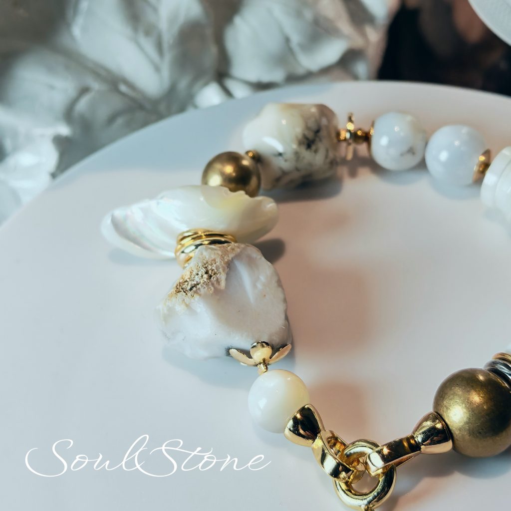 Браслет из натурального казалонга, перламутра, и латуни