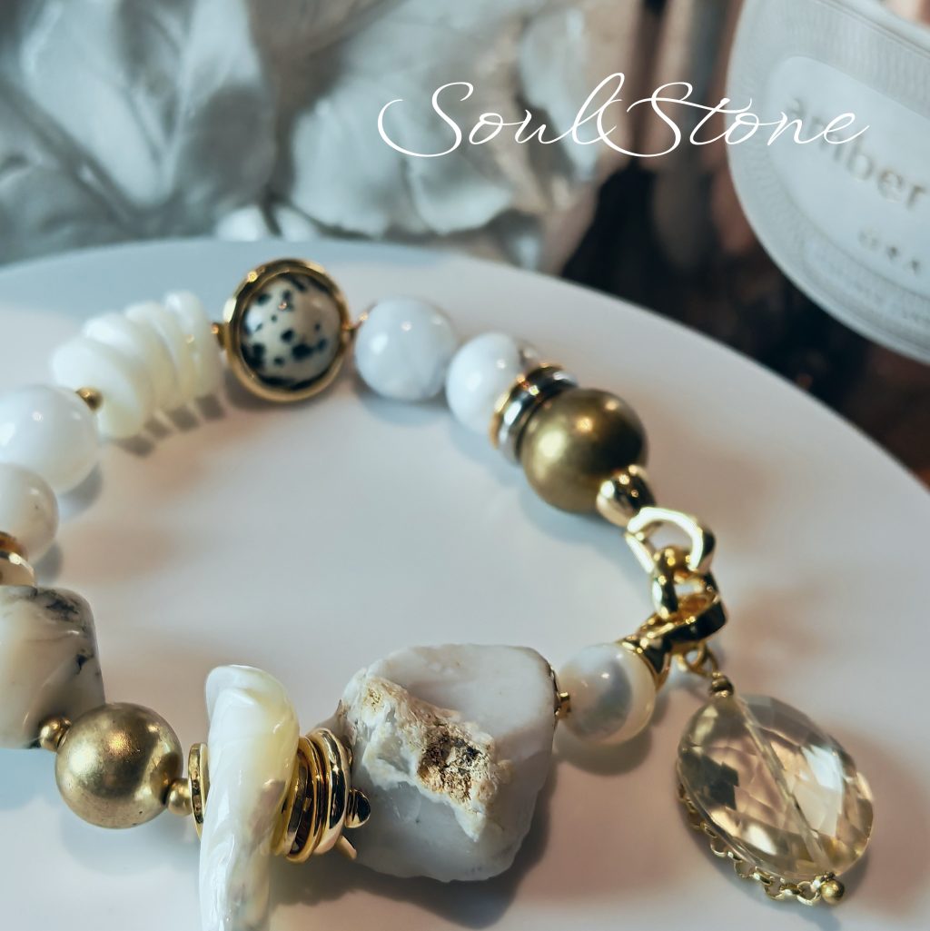 Браслет из натурального казалонга, перламутра, и латуни