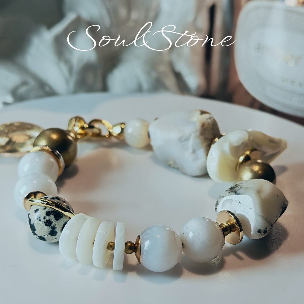 Браслет из натурального казалонга, перламутра, и латуни